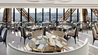 Paris dikenal sebagai kota yang romantis, begitu juga dengan restoran yang dihadirkan. Bukan memandang Menara Eiffel, Le Jules Verne di Paris, Perancis justru memandang kota dari dalam menara Eiffel. Foto: Travel + Leisure