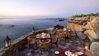 Cocina del Mar di Los Cabos, Mexico hadirkan pemandangan Laut Cortez yang luas. Menu andalannya berupa seafood hingga berbagai olahan khas Mediterania. Foto: Travel + Leisure