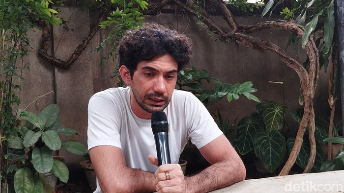 Reza Rahadian saat ditemui di Sanggar Teater Populer, Tanah Abang, Jakarta Pusat, pada Kamis (16/1/2025).