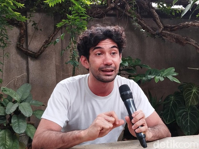 Reza Rahadian Reza Rahadian saat ditemui di Sanggar Teater Populer, Tanah Abang, Jakarta Pusat, pada Kamis (16/1/2025).