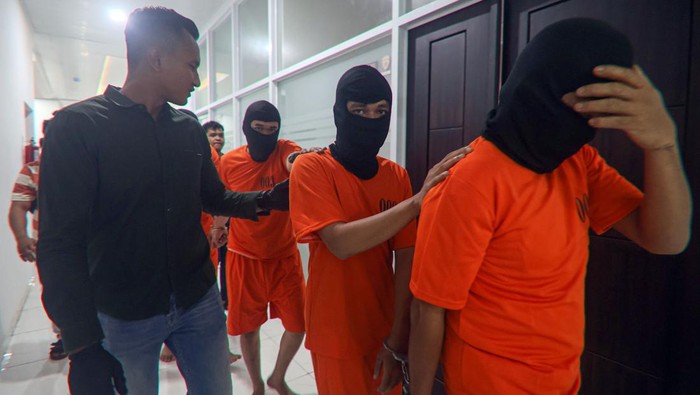 Polisi memasang garis polisi pada barang bukti mobil hasil kejahatan saat rilis kasus perampokan spesialis rumah mewah di Polres Bogor, Kabupaten Bogor, Jawa Barat, Jumat (17/1/2025). Satreskrim Polres Bogor berhasil menangkap empat pelaku sindikat perampok spesialis rumah mewah yang beroperasi di wilayah  Bogor serta Palembang dan mengamankan dua minibus Mitsubishi Pajero bernopol B 1588 NZH dan Toyota Inova bernopol BG 1871 IA serta para pelaku dijerat pasal tindak pidana pencurian dengan kekerasan pasal 365 ayat 2 KUHP dengan ancaman pidana penjara paling lama 12 tahun penjara. ANTARA FOTO/Yulius Satria Wijaya/tom.