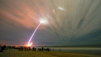 A Blue Origin New Glenn rocket lifts off on its inaugural launch at the Cape Canaveral Space Force Station in Cape Canaveral, Florida, U.S., January 16, 2025. REUTERS/Steve Nesius