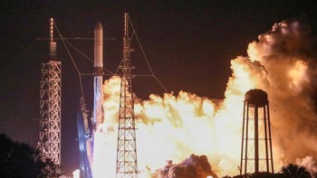 New Glenn, yang berdiri setinggi 30 lantai dengan tahap pertama yang dapat digunakan kembali, diluncurkan dari Cape Canaveral di Florida. Tujuh mesinnya bergemuruh sejauh bermil-mil di bawah langit yang mendung.