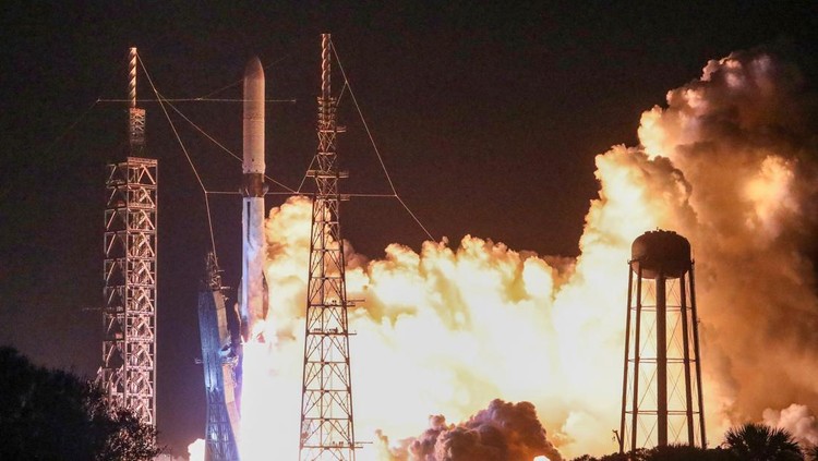 A Blue Origin New Glenn rocket lifts off on its inaugural launch at the Cape Canaveral Space Force Station in Cape Canaveral, Florida, U.S., January 16, 2025. REUTERS/Steve Nesius