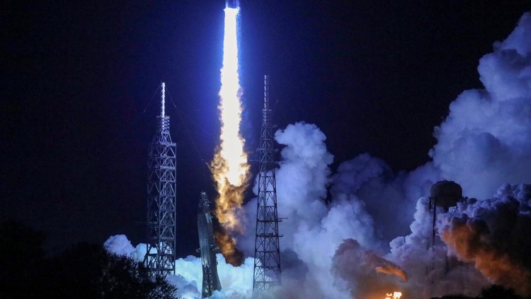 A Blue Origin New Glenn rocket lifts off on its inaugural launch at the Cape Canaveral Space Force Station in Cape Canaveral, Florida, U.S., January 16, 2025. REUTERS/Steve Nesius