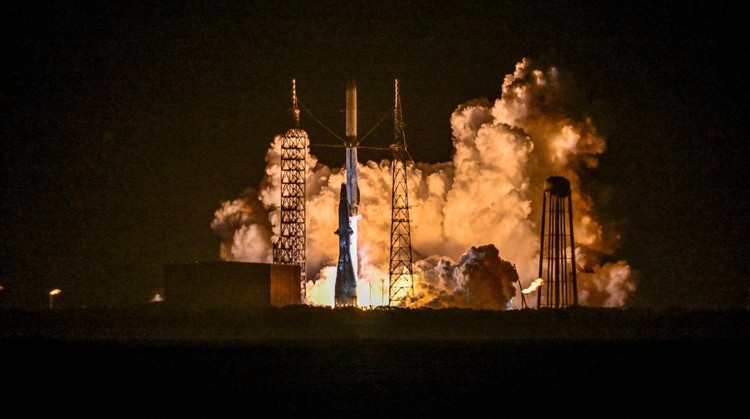 A Blue Origin New Glenn rocket lifts off on its inaugural launch at the Cape Canaveral Space Force Station in Cape Canaveral, Florida, U.S., January 16, 2025. REUTERS/Steve Nesius