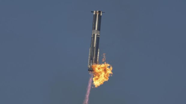 Roket pendorong mega SpaceX Starship kembali ke landasan peluncuran selama penerbangan uji coba dari Starbase di Boca Chica, Texas, Kamis, 16 Januari 2025. (AP Photo/Eric Gay)