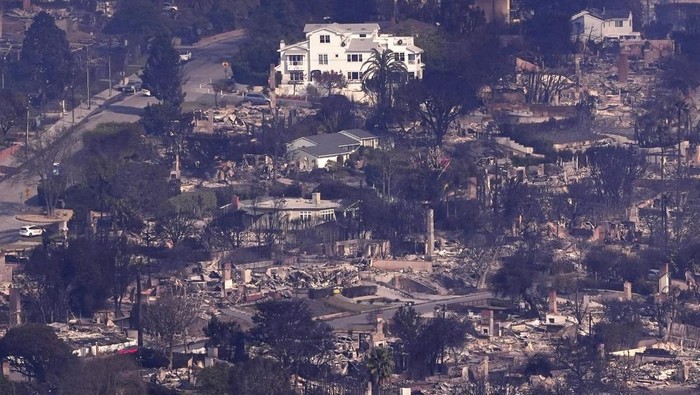 Sejumlah rumah selamat dari kebakaran hebat di beberapa area Los Angeles. Padahal rumah di sekelilingnya ludes dilalap api.