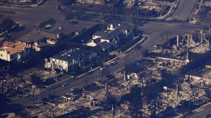 Sejumlah rumah selamat dari kebakaran hebat di beberapa area Los Angeles. Padahal rumah di sekelilingnya ludes dilalap api.