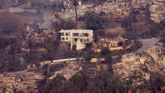 Rumah-rumah yang Selamat dari Amukan Api di Los Angeles Sejumlah rumah selamat dari kebakaran hebat di beberapa area Los Angeles. Padahal rumah di sekelilingnya ludes dilalap api.
