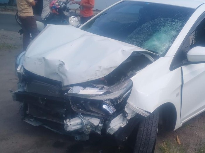 Salah satu mobil yang terlibat kecelakaan beruntun di Jalan Ngipik, Plakaran, Baturetno, Banguntapan, Bantul, Jumat (17/1/2025) pagi.
