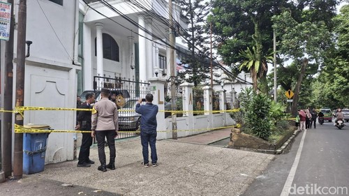 Satpam rumah mewah di Bogor ditemukan tewas bersimbah darah.