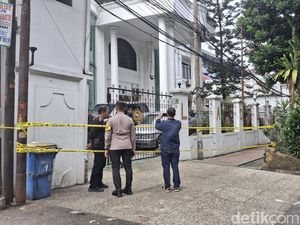 Diam Abraham dan Tangis Farida di Balik Kematian Satpam Rumah Mewah