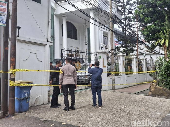 Satpam rumah mewah di Bogor ditemukan tewas bersimbah darah.