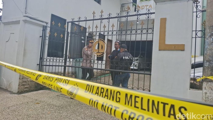 Satpam rumah mewah di Bogor ditemukan tewas bersimbah darah.