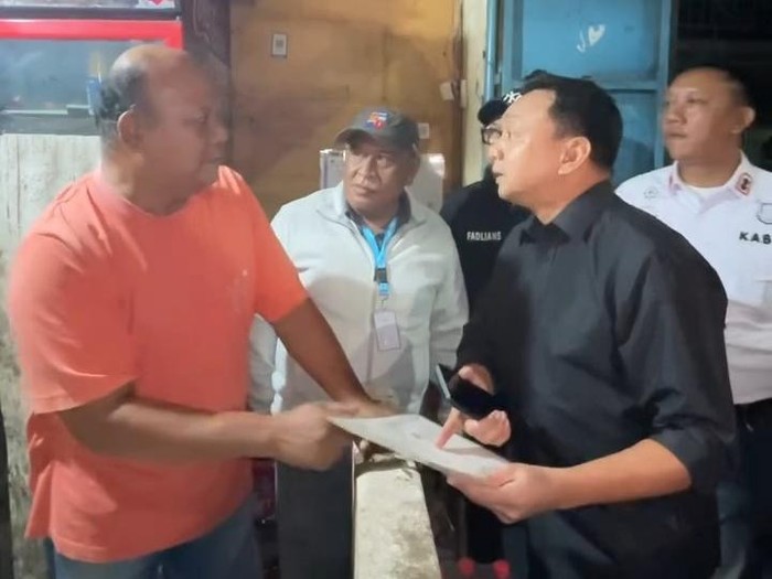 Satpol PP Kota Bogor cekcok dengan pedagang miras di warung kelontong