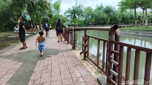Sejumlah pagar pembatas di areal Gedung Kesenian Bung Karno atau dikenal dengan Twin Tower di Jembrana rusak dan membahayakan, Jumat (17/1/2025).