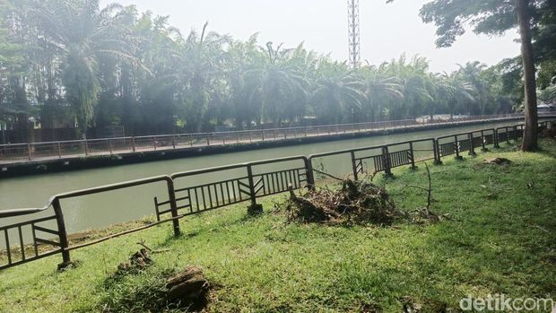 Sejumlah pagar pembatas di areal Gedung Kesenian Bung Karno atau dikenal dengan Twin Tower di Jembrana rusak dan membahayakan, Jumat (17/1/2025).