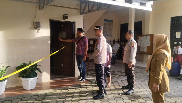 Tim kepolisian melakukan olah TKP peristiwa kebakaran yang dipicu dari aksi pencurian oleh komplotan remaja di SD N 07 Donan, Kecamatan Cilacap Tengah, Kabupaten Cilacap, foto diunggah Jumat (17/1/2025).