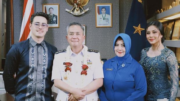 Selebgram Awkarin bersama Keluarganya