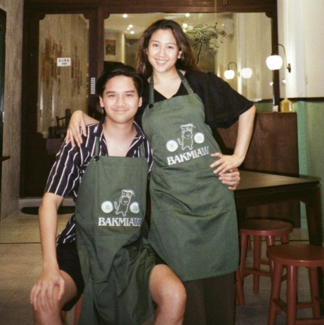 Gosip tersebut sempat mereda ketika pada November 2024 keduanya merayakan anniversary kedua restoran bakmi mereka. Keduanya tampak kompak melayani pelanggan saat itu. Foto: dok. Instagram