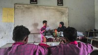 Para murid terpaksa memanfaatkan ruang perpustakaan yang rusak untuk kegiatan belajar mengajar selama hampir 20 tahun. 