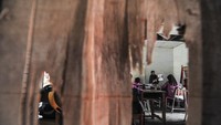 Guru memeberi materi pelajaran kepada siswa kelas IV di ruang perpustakaan yang dijadikan kelas di SDN 109 Desa Ladang Panjang, Muaro Jambi, Jambi, Jumat (17/1/2025). 