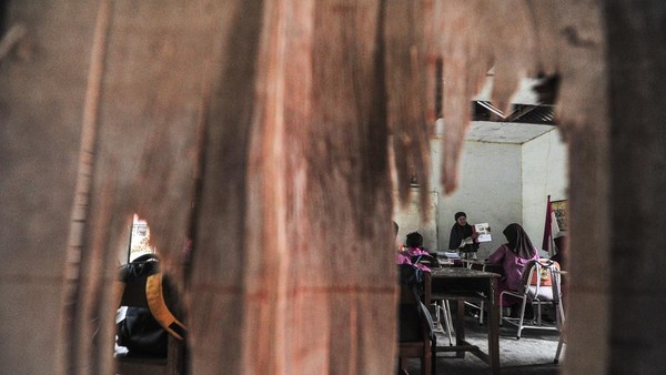 Miris! Siswa Harus Belajar di Ruang Kelas Rusak