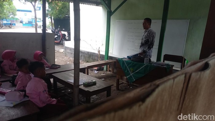 Siswa SDN di Sampang belajar di parkiran gegara atap ruang kelas ambruk