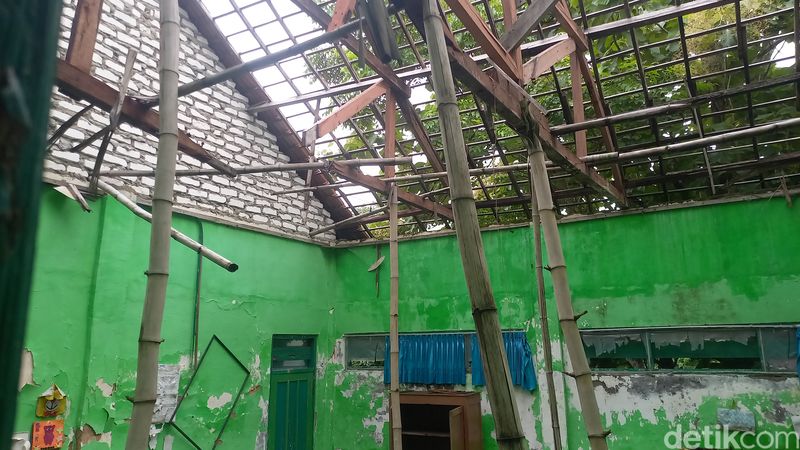 Siswa SDN di Sampang belajar di parkiran gegara atap ruang kelas ambruk