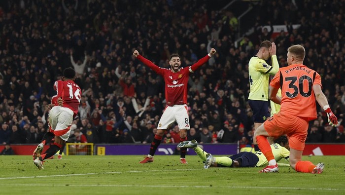 Soccer Football - Premier League - Manchester United v Southampton - Old Trafford, Manchester, Britain - January 16, 2025 Manchester Uniteds Amad Diallo celebrates scores their second goal with Bruno Fernandes Action Images via Reuters/Jason Cairnduff EDITORIAL USE ONLY. NO USE WITH UNAUTHORIZED AUDIO, VIDEO, DATA, FIXTURE LISTS, CLUB/LEAGUE LOGOS OR LIVE SERVICES. ONLINE IN-MATCH USE LIMITED TO 120 IMAGES, NO VIDEO EMULATION. NO USE IN BETTING, GAMES OR SINGLE CLUB/LEAGUE/PLAYER PUBLICATIONS. PLEASE CONTACT YOUR ACCOUNT REPRESENTATIVE FOR FURTHER DETAILS..