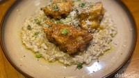Babaghanoush Fried Chicken Truffle Risotto (Rp 220.000) juga menarik. Risotto yang creamy dengan aroma truffle menyengat ini disajikan bersama ayam goreng ala Babaghanoush. Foto: detikFood/Yenny Mustika Sari