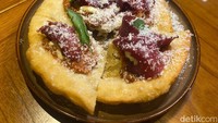Bali Margherita Fried Pizza with Wagyu Bresaola (Rp 175.000) sangat menarik perhatian kami. Sajiannya unik, karena pizza ini digoreng renyah dengan paduan rasa Timur Tengah dari Turkish Tomato Ezme. Foto: detikFood/Yenny Mustika Sari