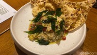 Babaganoush with Curry Leaves, Pomegranate, and Peanut Cracker menjadi salah satu appetizer dari kolaborasi ini. Seporsinya disajikan Rp 95.000. Foto: detikFood/Yenny Mustika Sari