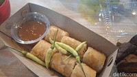 Jika masih ingin camilan, bisa pesan lumpia khas Semarang. Lumpia buatan UMKM ini memiliki aroma yang tak terlalu tajam dengan rasa nikmat. Foto: detikcom/Diah Afrilian