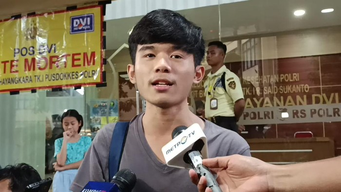 Stanley, anak dari kepala soundsystem tempat karaoke di Glodok Plaza yang terbakar hebat. Stanley melaporkan ayahnya hilang pascakejadian tersebut.