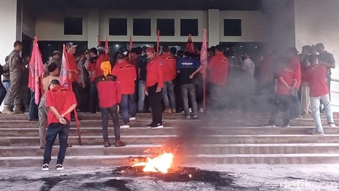 Suasana aksi demo buruh di Bale Kota Tasikmalaya.