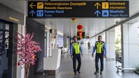 Petugas Avsec melakukan patroli di pintu keberangkatan domestik Bandara Husein Sastranegara, Bandung, Jawa Barat, Kamis (16/1/2025).
