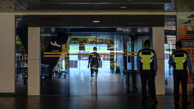 Petugas Avsec melakukan patroli di pintu keberangkatan domestik Bandara Husein Sastranegara, Bandung, Jawa Barat, Kamis (16/1/2025). PJ Gubernur Jawa Barat Bey Machmudin tengah mengkaji terkait pembukaan kembali rute penerbangan di Bandara Husein Sastranegara yang direncanakan oleh Wali Kota bandung terpilih Muhammad Farhan serta meminta agar sejumlah pihak terkait mencari solusi bersama. ANTARA FOTO/Raisan Al Farisi/Spt.