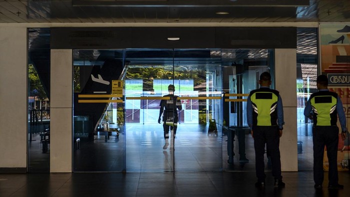 Suasana Bandara Husein Sastranegara Bandung yang Rencananya Dibuka Kembali Petugas Avsec melakukan patroli di pintu keberangkatan domestik Bandara Husein Sastranegara, Bandung, Jawa Barat, Kamis (16/1/2025). PJ Gubernur Jawa Barat Bey Machmudin tengah mengkaji terkait pembukaan kembali rute penerbangan di Bandara Husein Sastranegara yang direncanakan oleh Wali Kota bandung terpilih Muhammad Farhan serta meminta agar sejumlah pihak terkait mencari solusi bersama. ANTARA FOTO/Raisan Al Farisi/Spt.