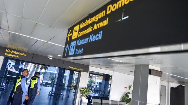 Petugas Avsec melakukan patroli di pintu keberangkatan domestik Bandara Husein Sastranegara, Bandung, Jawa Barat, Kamis (16/1/2025). PJ Gubernur Jawa Barat Bey Machmudin tengah mengkaji terkait pembukaan kembali rute penerbangan di Bandara Husein Sastranegara yang direncanakan oleh Wali Kota bandung terpilih Muhammad Farhan serta meminta agar sejumlah pihak terkait mencari solusi bersama. ANTARA FOTO/Raisan Al Farisi/Spt.