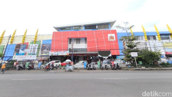 Suasana sepinya Pusat Grosir Cirebon (PGC) sekarang.