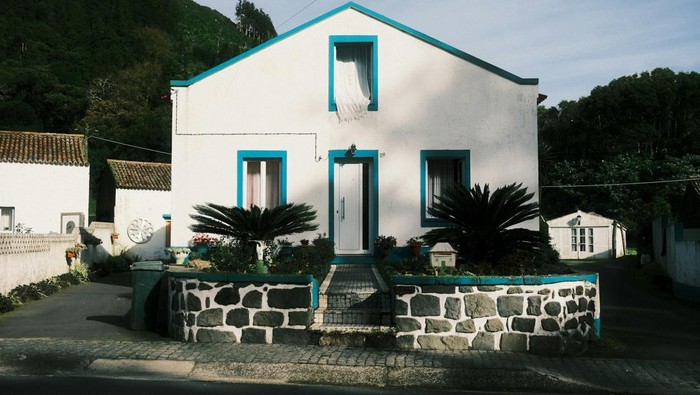 Taman depan rumah sederhana dan minimalis.