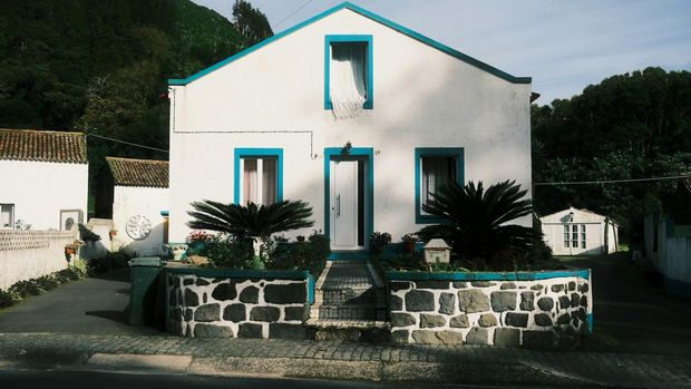 Taman depan rumah sederhana dan minimalis.