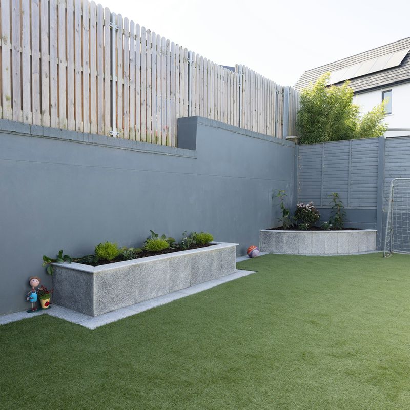 Taman depan rumah sederhana dan minimalis.
