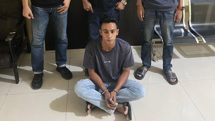 Tampang pelaku dan barang bukti 20 batang besi saat diamankan polisi