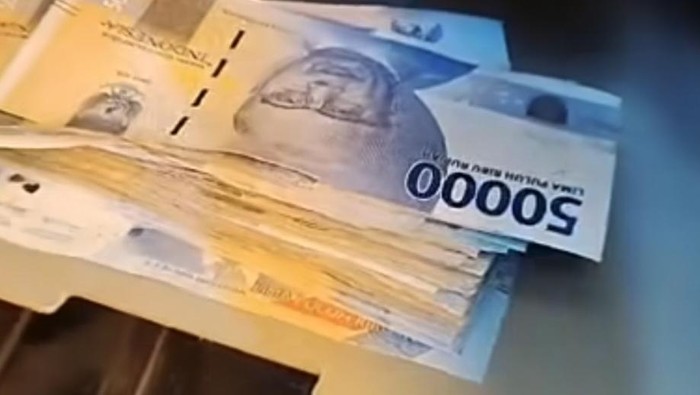 Tangkapan layar pintu mesin ATM di Baubau terbuka saat warga hendak menarik uang.