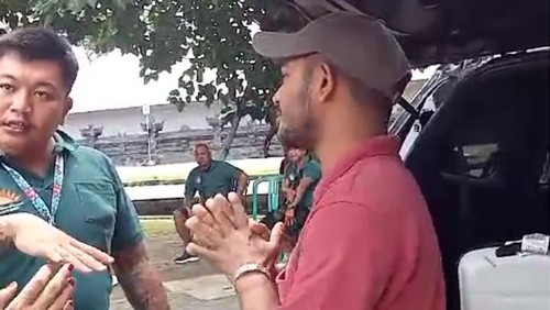 Tangkapan layar video viral warga asal Bangladesh saat terciduk menjemput tamu di Pelabuhan Sanur, Jumat (17/1/2025).
