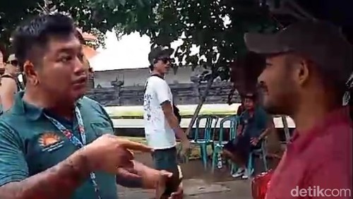 Tangkapan layar video viral warga asal Bangladesh saat terciduk menjemput tamu di Pelabuhan Sanur, Jumat (17/1/2025).