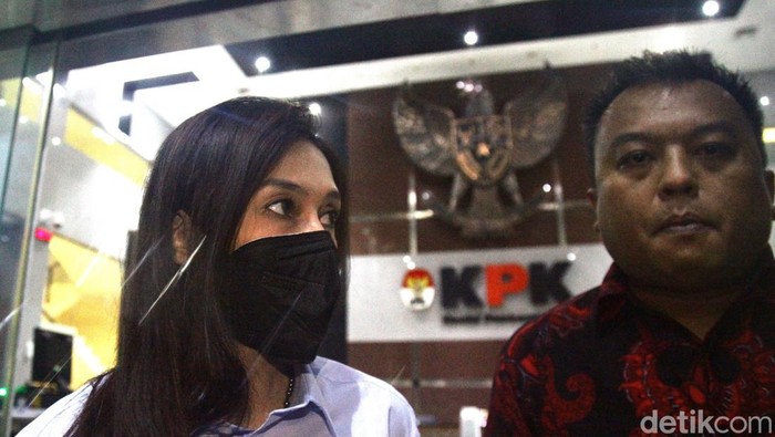 Terkait Hasto, Anggota DPR Maria Lestari Diperiksa KPK KPK kembali memanggil anggota DPR RI Fraksi PDIP, Maria Lestari, terkait kasus Sekjen PDIP Hasto Kristiyanto. Maria memenuhi panggilan KPK hari ini.